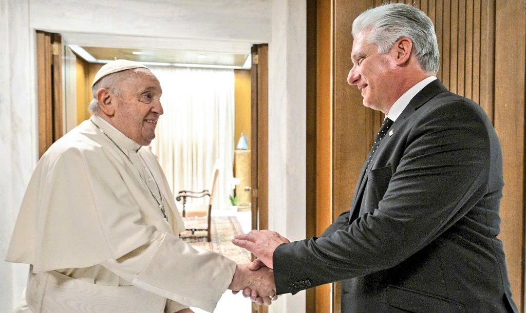 El papa Francisco, feliz de recibir al dictador cubano Miguel Díaz-Canel