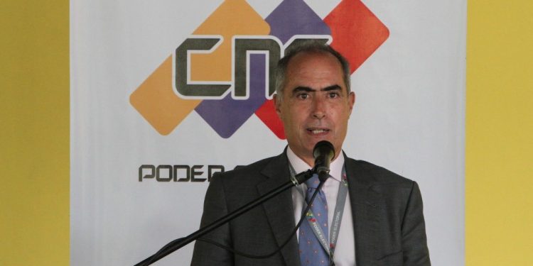 Renuncia el cuarto rector del CNE, Roberto Picón