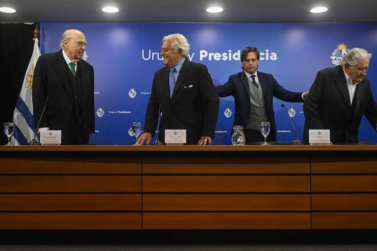 Sanguinetti, Mujica y Lacalle Herrera coincidieron con el actual mandatario para reivindicar el valor del diálogo democrático. La política uruguaya da otra muestra de seriedad al mundo. (Twitter)