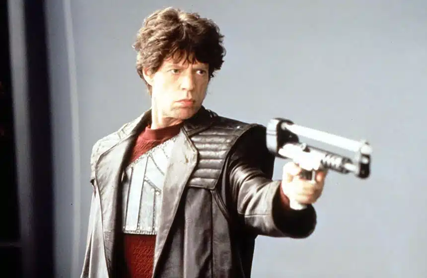 La voz de los Rolling Stones tuvo su paso por el cine de ficción. En Freejack interpreta un mercenario, pero con "códigos". (Twitter)