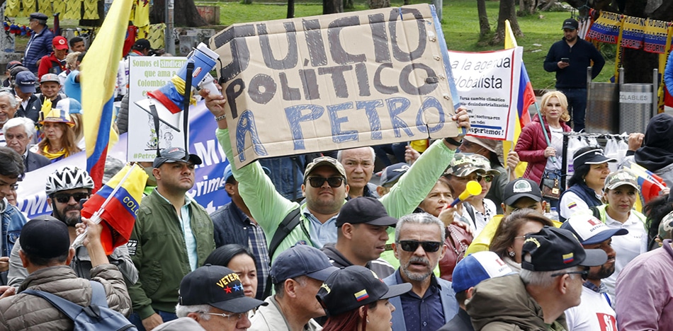 "Juicio político y destitución" piden en marchas contra Gustavo Petro
