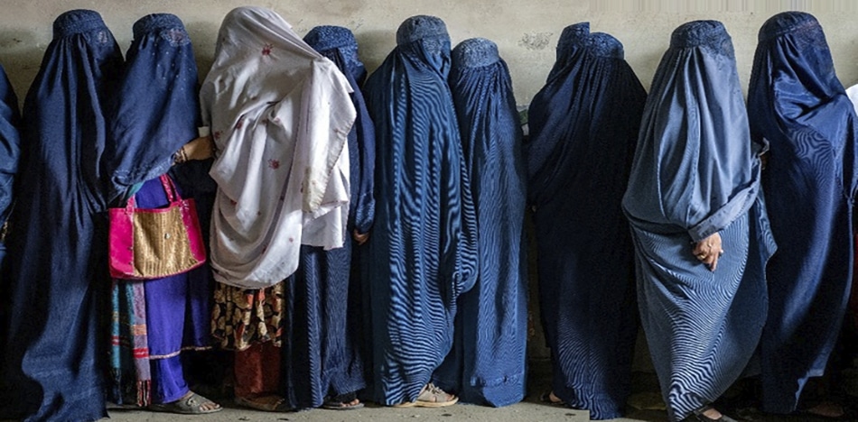 Talibanes ordenan el despido de mujeres que no usen el velo en oficinas del Gobierno