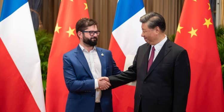 Las cifras que demuestran cómo Chile tiene medio país hipotecado a China