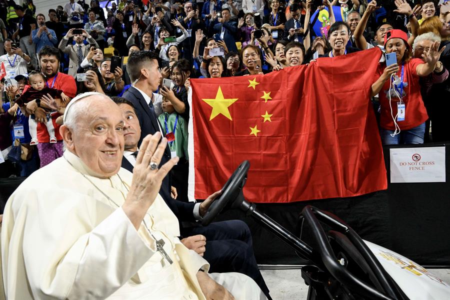 Católicos chinos desafiaron a Pekín y fueron a Mongolia a ver al papa