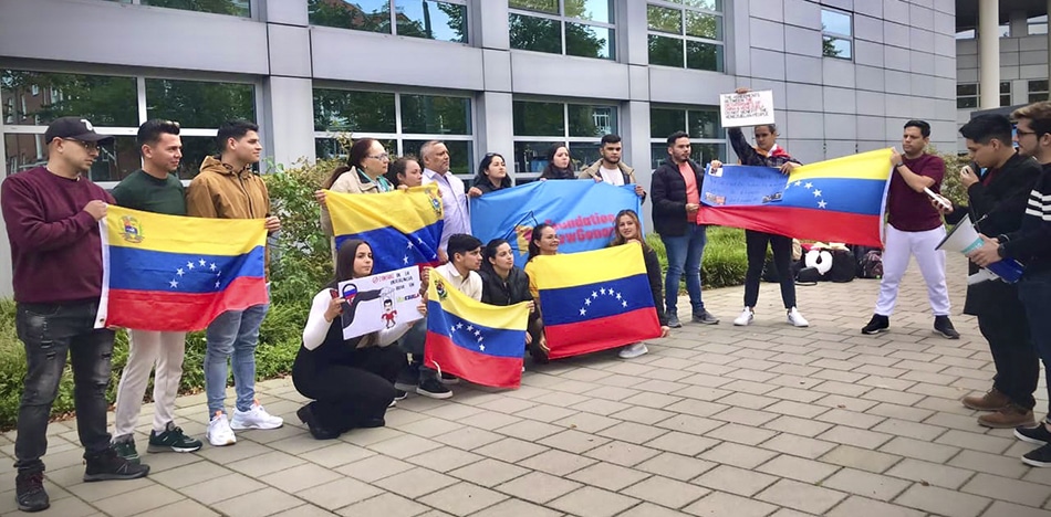 Venezolanos exiliados protestan en La Haya contra crímenes del régimen de Maduro 