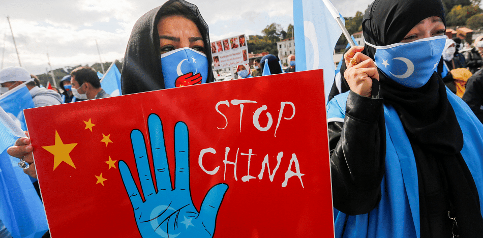 Algodón recolectado en Xinjiang por uigures torturados continúa llegando en productos a EEUU