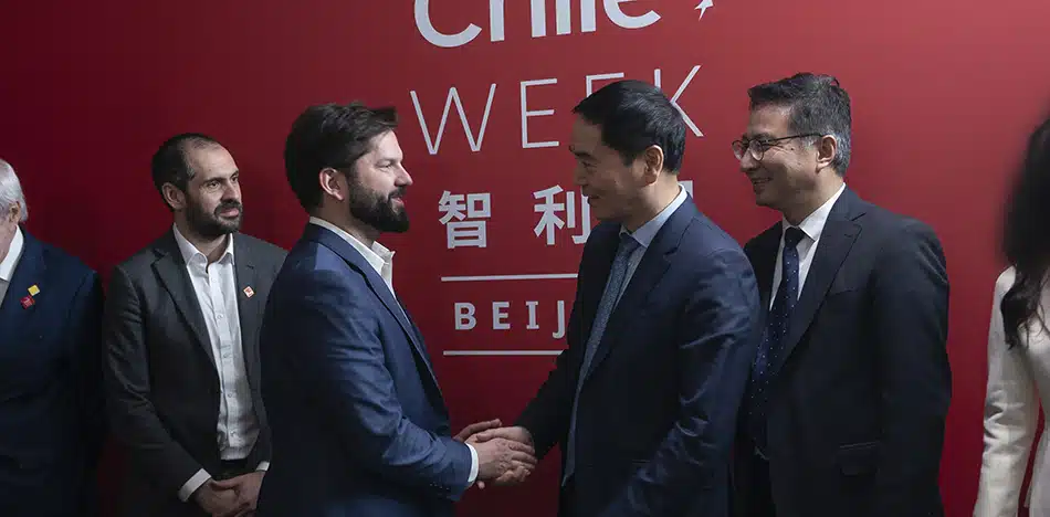 Boric abre el camino a China para apoderarse del litio chileno