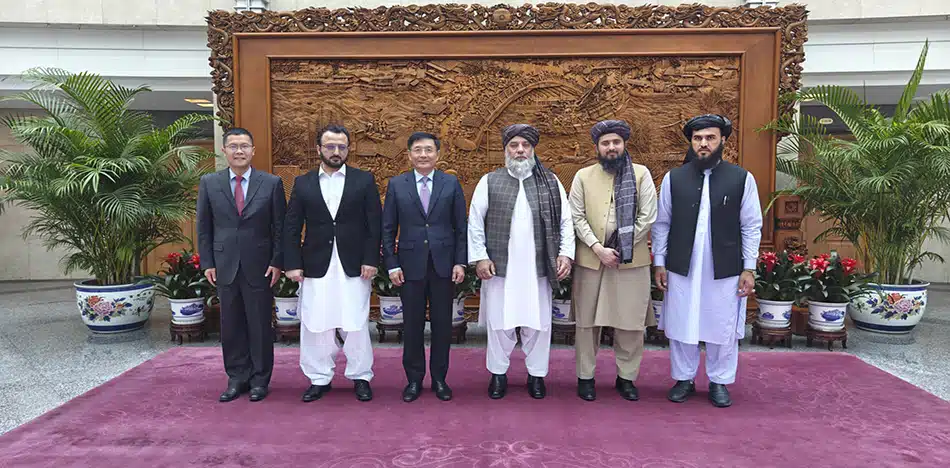 China pone alfombra roja a los talibanes: tres razones que explican esta alianza
