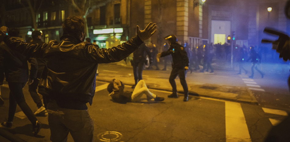 Brutal represión en España: Pedro Sánchez echa más leña al fuego