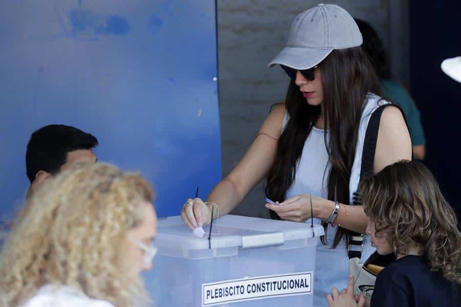 "Hartos, cansados y aburridos", así votan los electores en el plebiscito chileno