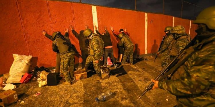 Ecuador sofoca los motines en siete cárceles y libera a más de 150 rehenes