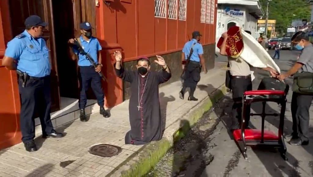 Ortega destierra al obispo Rolando Álvarez junto a grupo de sacertores