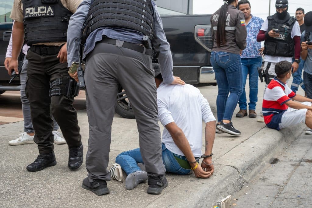 Ola de violencia en Ecuador deja al menos 10 muertos y setenta detenidos