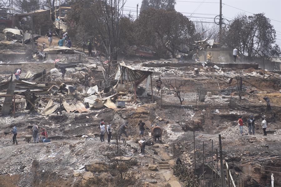 Chile combate 165 incendios activos en 10 regiones del país en otro verano mortal