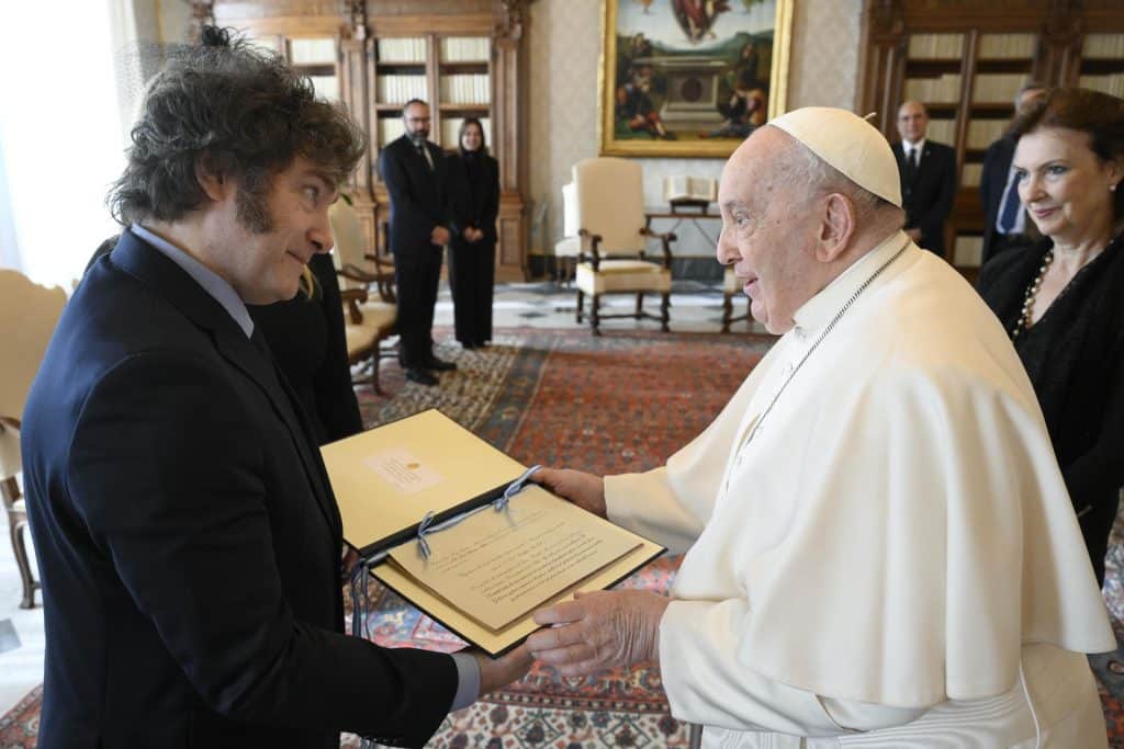 Milei se reunió una hora con el papa Francisco: le regaló alfajores y galletas de limón (EFE)
