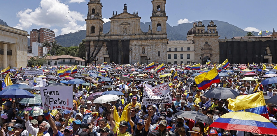 Marchas masivas contra Petro en 18 ciudades de Colombia