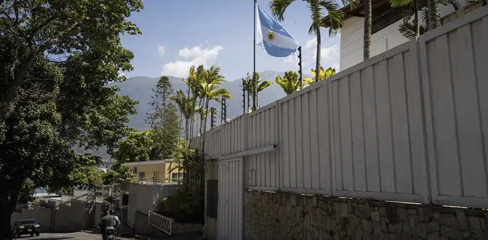 Milei envía militares a Venezuela para proteger embajada argentina
