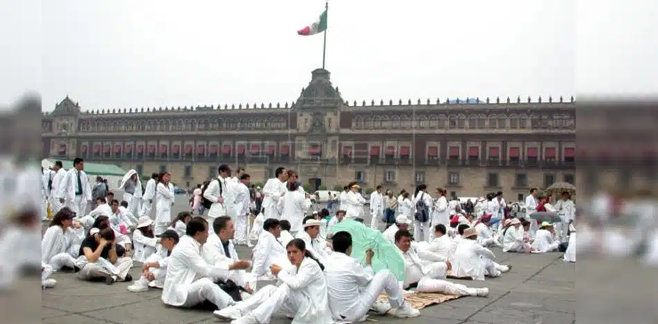 Los médicos mexicanos afectados, en conjunto con los demás profesionales de la salud alcanzados por la medida, establecieron el 8 de abril como fecha límite para recibir respuesta de las autoridades federales sobre su situación laboral, de lo contrario, desplegarán protestas frente al Palacio Nacional.