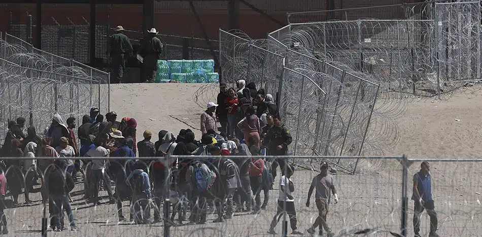 Unos 400 migrantes cruzan por la fuerza a EEUU desde Ciudad Juárez
