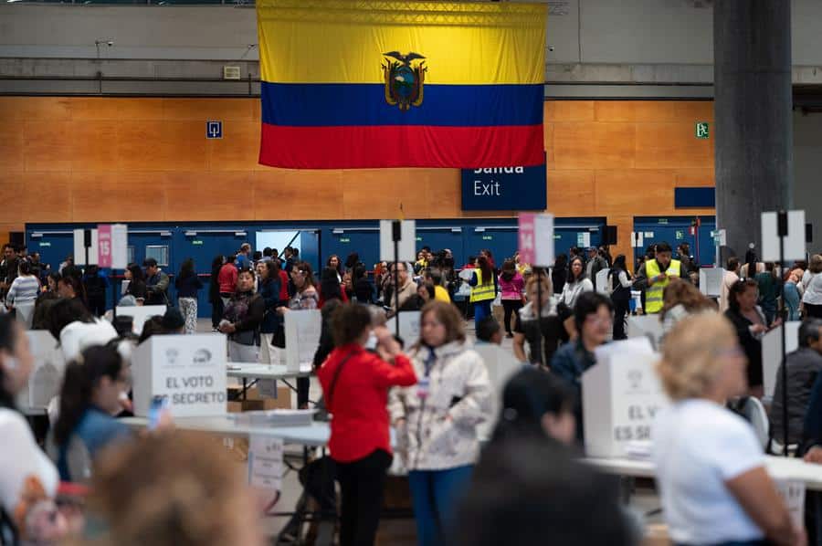 En Ecuador el voto es obligatorio para las personas de entre 18 y 65 años, mientras que es optativo para los adolescentes de entre 16 y 18 años y también para los mayores de 65 años, así como para los policías, militares y presos sin sentencia firme.