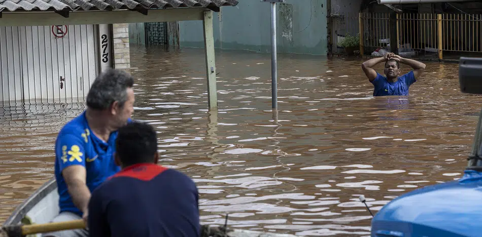 Habitantes de Porto Alegre lamentan la "situación de guerra" por inundaciones