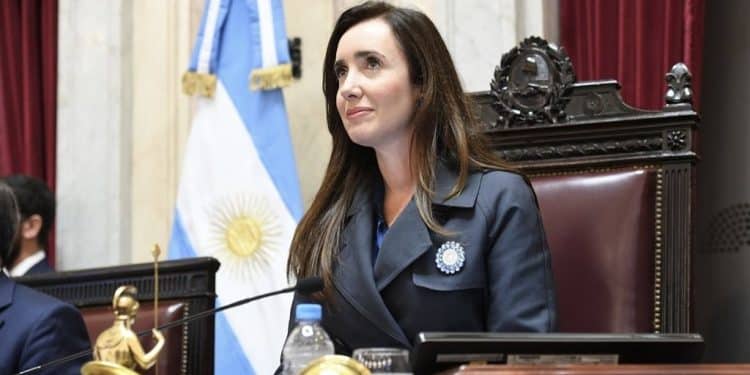 Victoria Villarruel y la táctica de usar la bandera nacional para una chicana política