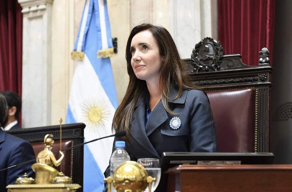 Los planetas se alinearon para que la vicepresidente, Victoria Villarruel, tenga su momento ante la historia argentina. Desempató una votación igualada y aprobó la Ley Bases. (X)