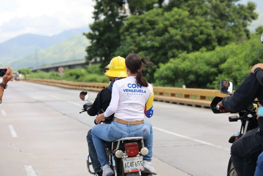 María Corina burla obstáculos del chavismo y llega a Carabobo para acto de campaña