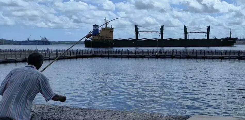 Comida de los cubanos atrapada en cinco barcos frente a los puertos por falta de pago