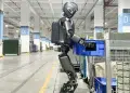 China combate escasez de mano de obra en fábricas con 500 robots humanoides