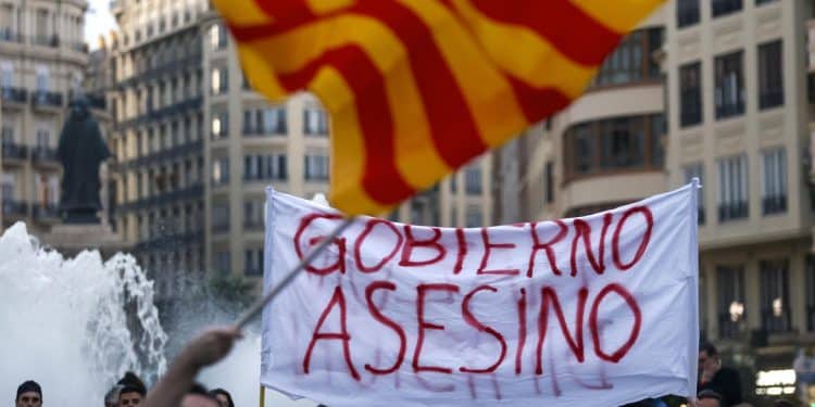  Cerca de 40 organizaciones sociales, cívicas y sindicatos de izquierda de la Comunitat Valenciana celebran una manifestación en protesta por la gestión de la dana y con el lema "Mazón dimisión", en alusión al president de la Generalitat, que saldrá desde la plaza del Ayuntamiento y recorrerá varias calles del centro hasta llegar al Palau de la Generalitat. (EFE/Miguel Angel Polo)