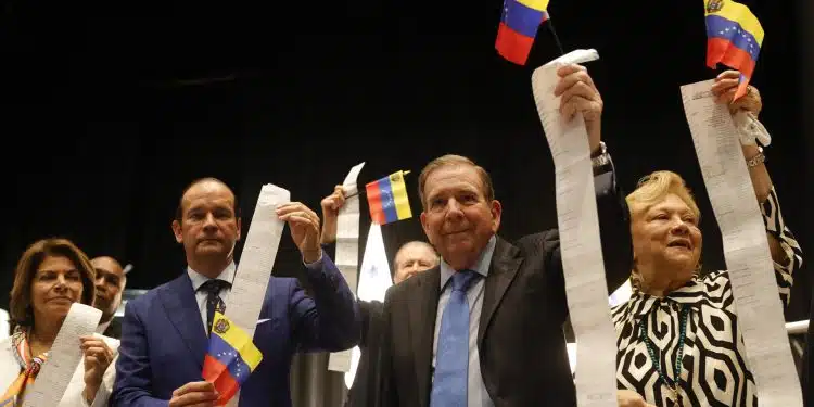 Edmundo González Urrutia (2-d) sostiene actas electorales junto a su esposa Mercedes López (d), la expresidente de Costa Rica Laura Chinchilla (i) y el canciller de Panamá Javier Martínez-Acha este miércoles, en la Ciudad de Panamá (Panamá).  EFE/ Bienvenido Velasco