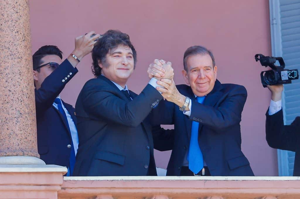 El presidente de Argentina, Javier Milei (i), posa con el líder opositor venezolano Edmundo González Urrutia este sábado, en la Casa Rosada en Buenos Aires (Argentina). González Urrutia inició así una visita a Argentina, que proseguirá por distintos países latinoamericanos hasta el 10 de enero, cuando planea ir a Venezuela pese a la orden de captura emitida contra él por el Gobierno de Nicolás Maduro. EFE/ Juan Ignacio Roncoroni