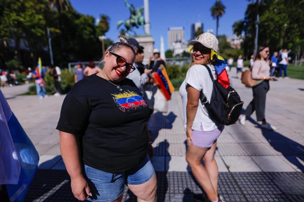 Mujeres posan con camisetas con la bandera de Venezuela este sábado, en Buenos Aires (Argentina), donde cientos de venezolanos se concentraron desde primera hora de la mañana en la Plaza de Mayo de Buenos Aires para apoyar a Edmundo González Urrutia, quien fue recibido este sábado por el presidente Javier Milei en la Casa Rosada. EFE/ Juan Ignacio Roncoroni