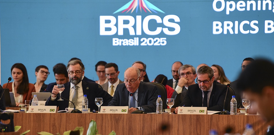 Los BRICS evalúan usar criptomonedas para evadir al dólar sin irritar a Trump