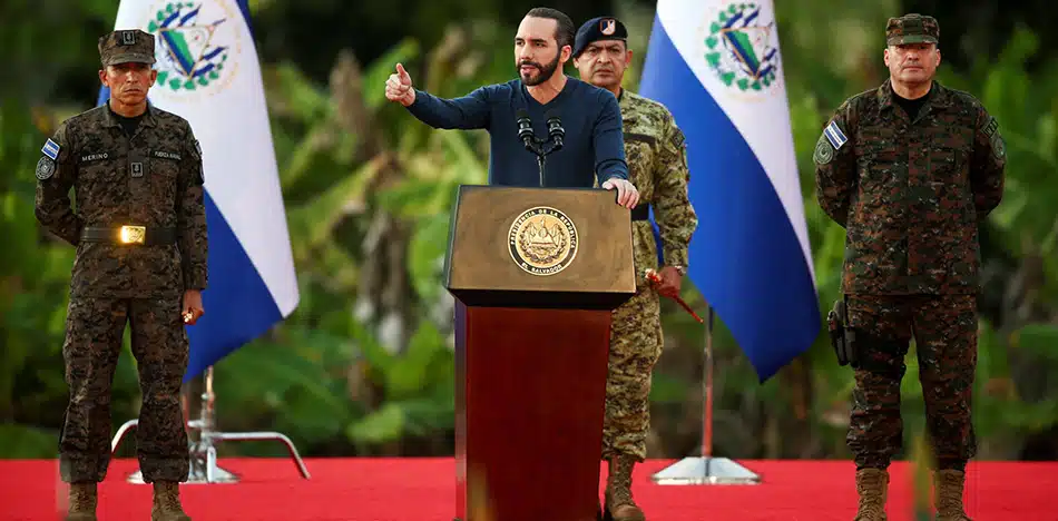 Bukele ayuda a Trump a burlar bloqueo judicial a Ley de Enemigos Extranjeros