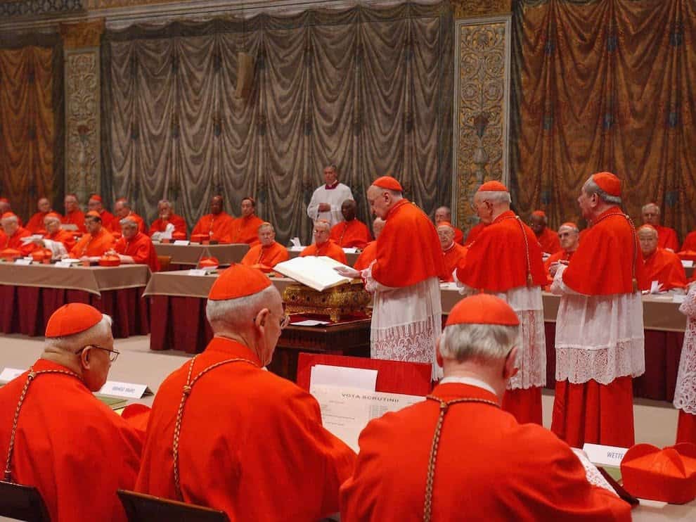 El cónclave que eligió a Bergoglio "nació con un fuerte prejuicio antiitaliano, porque fue un cónclave a raíz de la renuncia de Benedicto XVI y si entonces la consigna no escrita fue no a un papa italiano, esta vez será no a un papa sudamericano, quizá probablemente se volverá a un europeo".