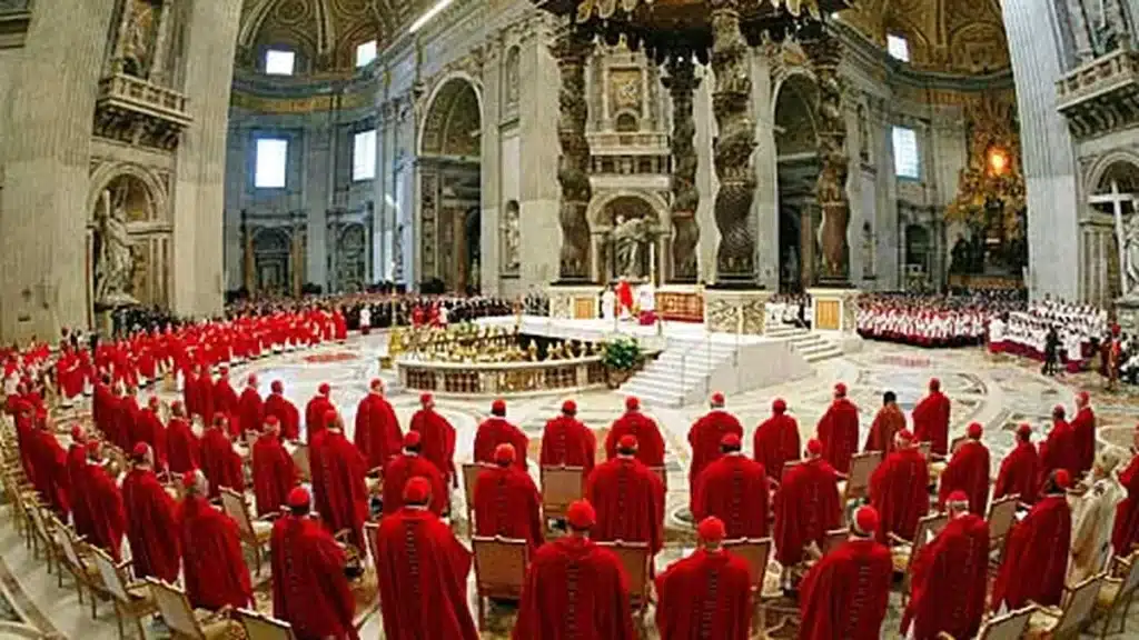 El cónclave se celebra con los cardenales encerrados para animar al acuerdo y evitar interferencias. Esta práctica surgió en el 1270, cuando los habitantes de Viterbo, entonces sede pontificia, hartos de años de indecisión, encerraron a los 'príncipes de la iglesia' hasta elegir sucesor. Funcionó y el designado fue Gregorio X.