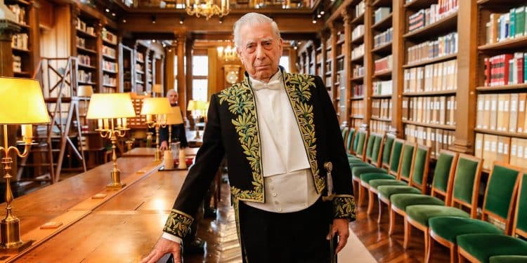 El novelista peruano-español Mario Vargas Llosa falleció este domingo a los 89 años en su casa en Lima, donde residía desde 2022 tras un largo periplo que le llevó a vivir en Europa desde la década de 1990, informaron sus hijos a través de las redes sociales. EFE/EPA/TERESA SUAREZ