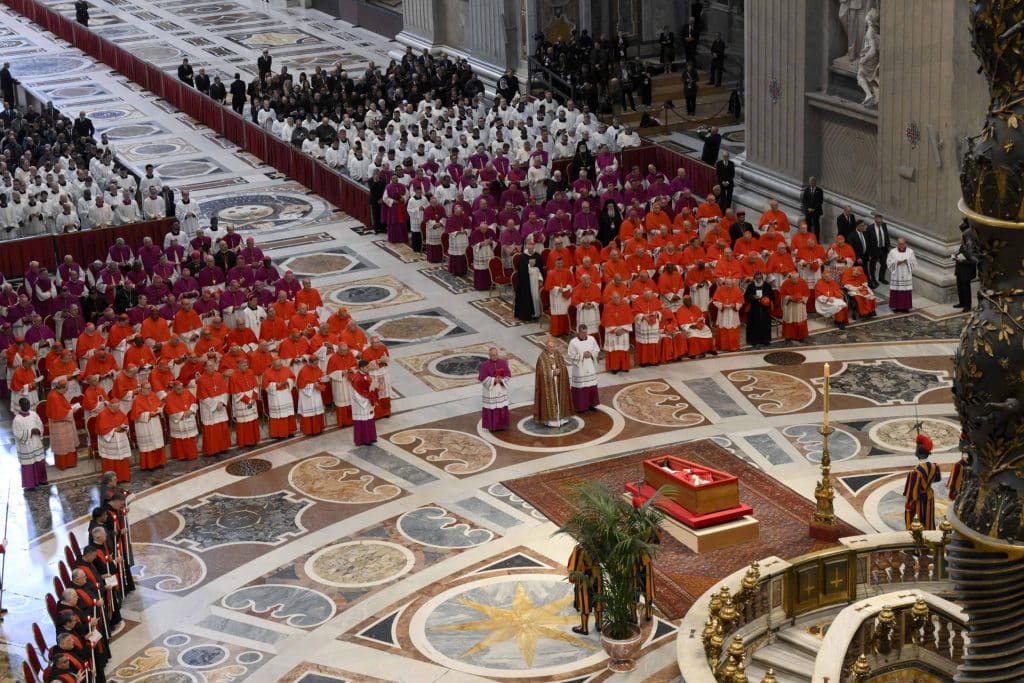 Los fieles dan el último adiós al papa Francisco