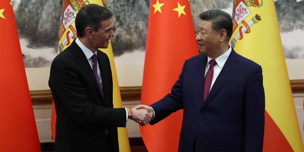 El presidente del Gobierno español, Pedro Sánchez, ha mantenido un encuentro con el presidente de China, Xi Jinping, en la Casa de Huéspedes Nacional Diaoyutai, en Pekín. (EFE/ Pool Moncloa/Fernando Calvo)