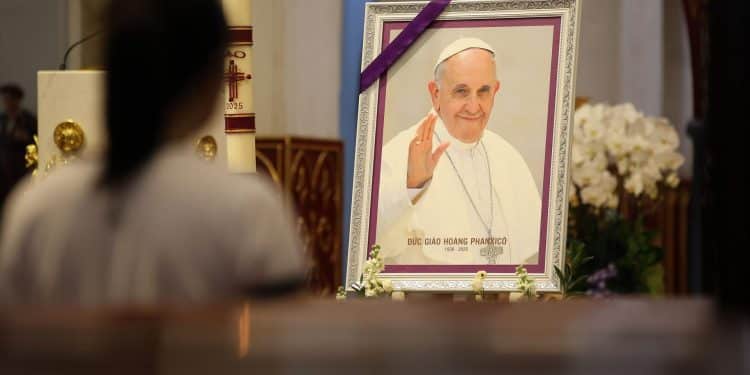 Las redes sociales, protagonistas en el adiós a Francisco por 'selfies' ante su féretro