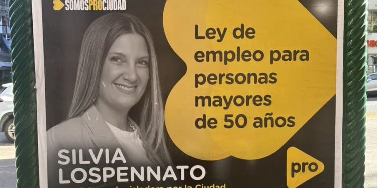 Silvia Lospennato, quien compite con Manuel Adorni por el voto “no kirchnerista”, planteó una “ley de empleo para personas mayores de 50 años”. Su mensaje apareció esta semana en afiches callejeros, junto a la cara de la candidata con la sonrisa falsa de los políticos tradicionales.