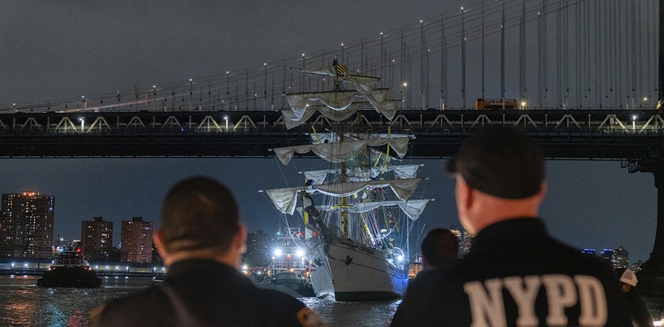 Choque-de-buque-mexicano-con-el-puente-de-Brooklyn-EFE