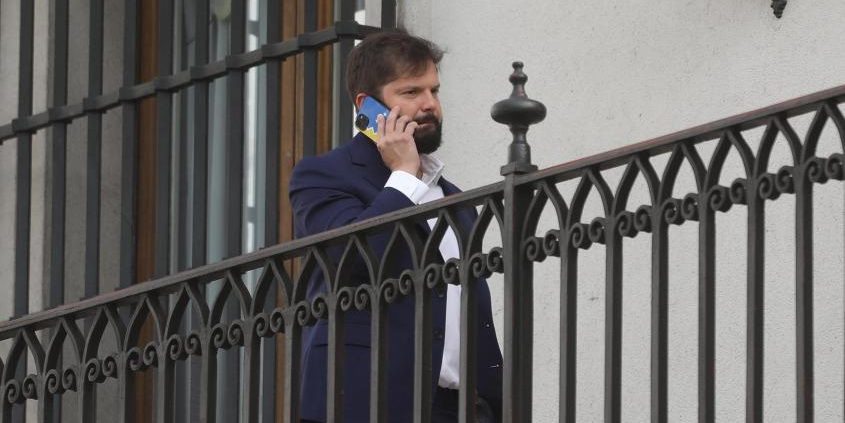 La llamada de Boric expone detalles ocultos del funcionamiento de ProCultura. Uno de ellos es la muerte reciente de un funcionario de la fundación, quien se desempeñaba como encargado de trámites y enviar mensajes entre personas o entidades y sería un testigo clave en la indagatoria, pero falleció esperando el pago de sus cotizaciones previsionales para acceder al sistema de salud.