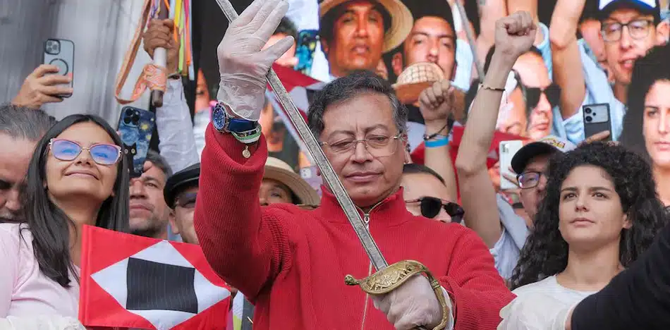 Gustavo Petro el 1 de mayo con la espada de Bolívar