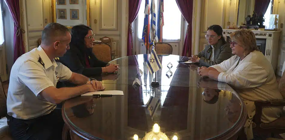 Ministra de Defensa de Uruguay recibe a embajadora de Israel por posible cooperación bilateral