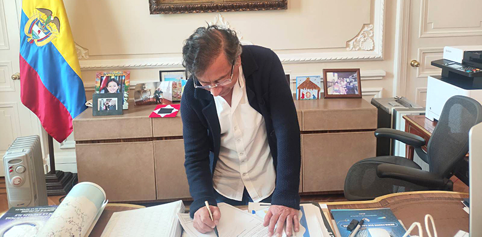 Gustavo-Petro-firma-consulta-popular-X