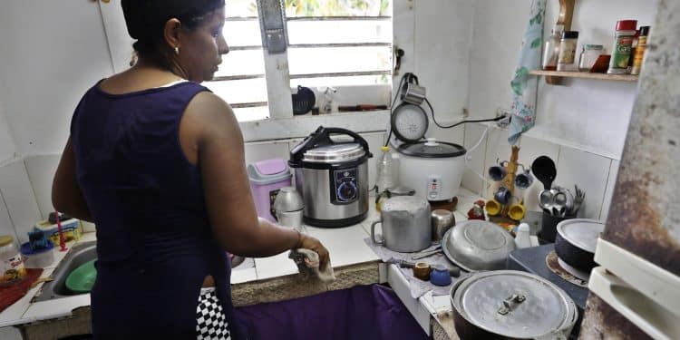 LOS-APAGONES-EN-CUBA-FAMILIAS-EFE--750x375