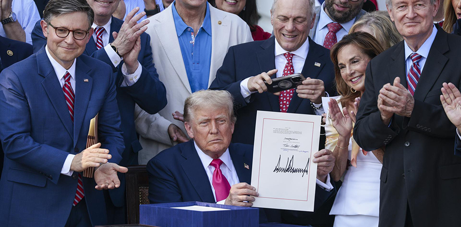 Trump firma su ley de recorte fiscal que califica como su "mayor victoria"